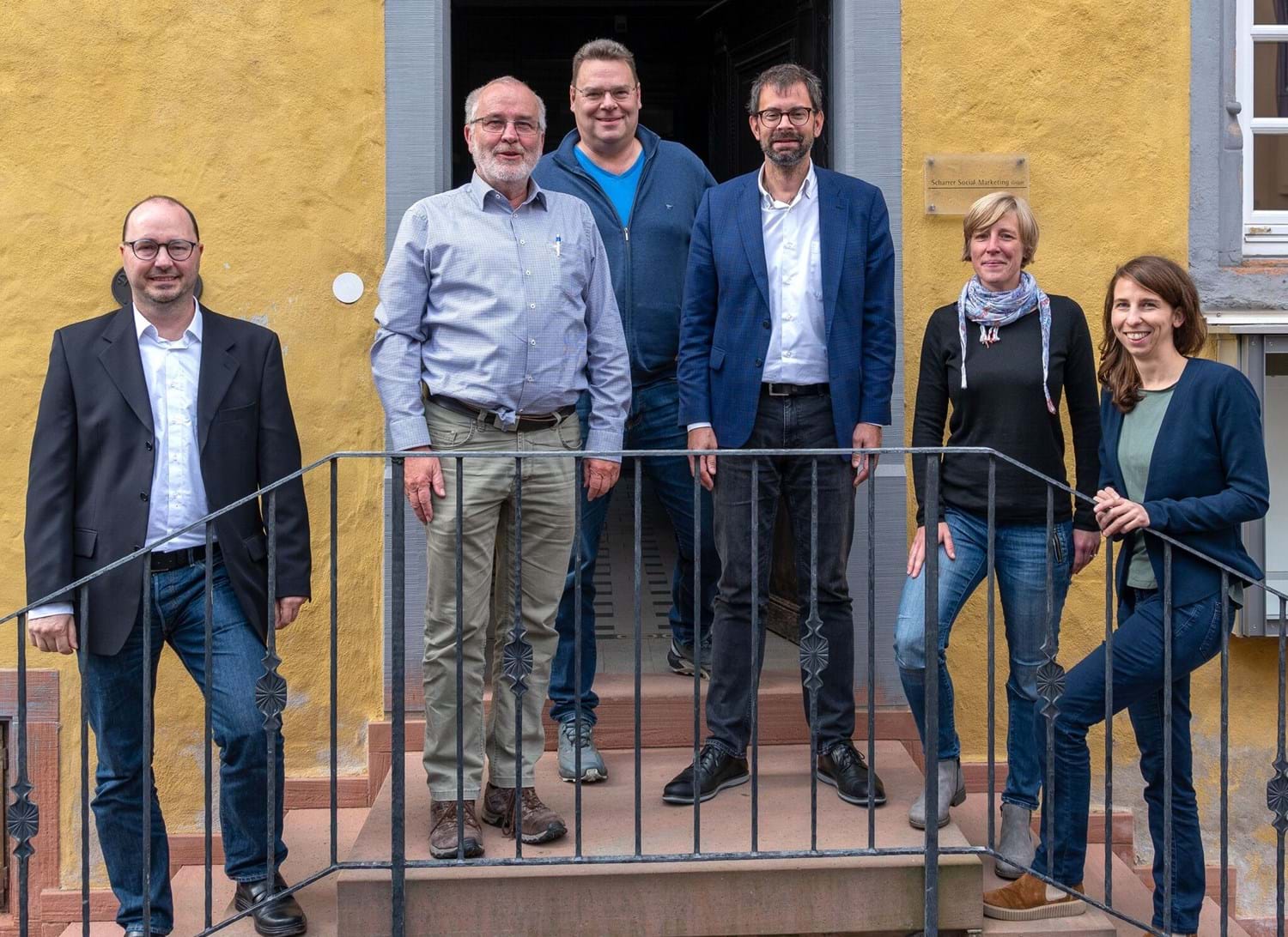 Von links: Manfred Knippel (neu), Siegmar Hartlaub, Steffen Scharrer und Landrat Jens Marco Scherf, Andrea Bauer (neu) und Teresa Bachmann (neu). (Urheber: Winfried Zang).